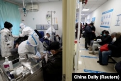 北京中日友好醫院的醫護人員在疫情爆發期護理染疫病人。 (2022年12月27日)