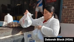 Food for Others en Fairfax, Virginia, en las afueras de Washington, proporciona provisiones para el Día de Acción de Gracias y una tarjeta de regalo para comprar pavo o alimentos adicionales. 16 de noviembre de 2022