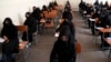 Para pelajar putri Afghanistan ketika mengikuti ujian masuk ke Universitas Kabul di Kabul pada 13 Oktober 2022 lalu (foto: dok).