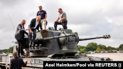 Канцлер Олаф Шольц на «Гепарді» на базі в Німеччині, де використовувати установки навчалися українські військові. 25 серпня 2022 р.