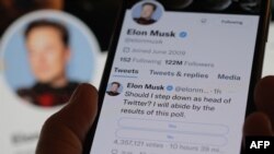 ARCHIVO. Esta ilustración fotográfica realizada el 18 de diciembre de 2022 en Los Ángeles muestra un teléfono que muestra la página de Twitter de Elon Musk donde está realizando una encuesta sobre su futuro como jefe de la compañía.