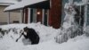 Stanovnici čiste sneg ispred kuća u Bafalu, u Njujorku(Foto: Joed Viera / AFP)