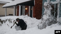 Stanovnici čiste sneg ispred kuća u Bafalu, u Njujorku(Foto: Joed Viera / AFP)
