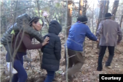 탈북민 일가족의 탈출을 다룬 다큐영화 ‘유토피아를 넘어서(Beyond Utopia)’의 한 장면. 사진 제공=갈렙선교회.