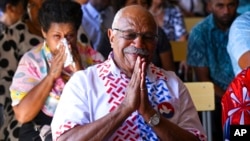 2022 年 12 月 18 日，人民聯盟黨領袖 Sitiveni Rabuka 在斐濟蘇瓦的斐濟教師協會大廳舉行的教堂禮拜中做手勢