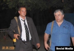 "ფორუმის" ერთ-ერთი მასპინძელი, რუსეთის დუმის დეპუტატი ყაზბეგ ტაისაევი (მარჯვნივ) რუსეთ-საქართველოს ომის დროს, ოკუპირებულ ცხინვალში