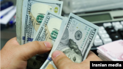 تصویری از اسکناس‌های ١٠٠ دلاری 