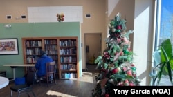 Un hombre almuerza en el albergue Rescue Mission of El Paso, Texas que provee refugio y asistencia a migrantes en la ciudad fronteriza, el 9 de enero de 2023