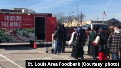 ARCHIVO - El programa Food on the Move del St. Louis Area Foodbank lleva suministros a personas en diferentes lugares del área, que incluyen iglesias y escuelas secundarias, 28 de febrero de 2022 (cortesía de St. Louis Area Foodbank)