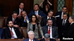 La representante Lauren Boebert, republicana por Colorado, emite su voto para que el representante Kevin Hern, republicano por Oklahoma, sea el presidente de la Cámara durante una octava ronda de votación para un nuevo presidente, en Washington, el 5 de enero de 2023. 