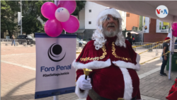 Un hombre disfrazado de San Nicolás busca llevar alegría a los hijos de presos políticos en la actividad del Foro Penal.