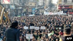 Anqara va Damashqning ehtimoliy yaqinlashuviga qarshi Suriya muxolifati bayroqlari va plakatlar bilan norozilik namoyishiga chiqqan odamlar. Suriya, 30-dekabr, 2022.