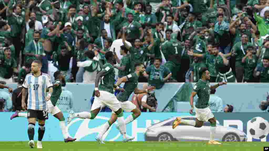 د قطر د فوټبال په نړیوال جام کې ارجنتین ته د ماتې ورکولو وروسته د سعودي د ټیم خوشحالۍ &nbsp;