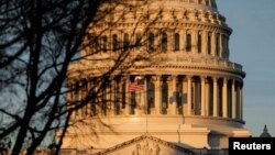 El Capitolio de EEUU visto en la mañana de las elecciones intermedias del país, el 8 de noviembre de 2022.