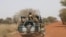 Des soldats du Burkina Faso patrouillent sur la route de Gorgadji dans la zone du Sahel, au Burkina Faso, le 3 mars 2019. (Photo d'archives, Reuters)