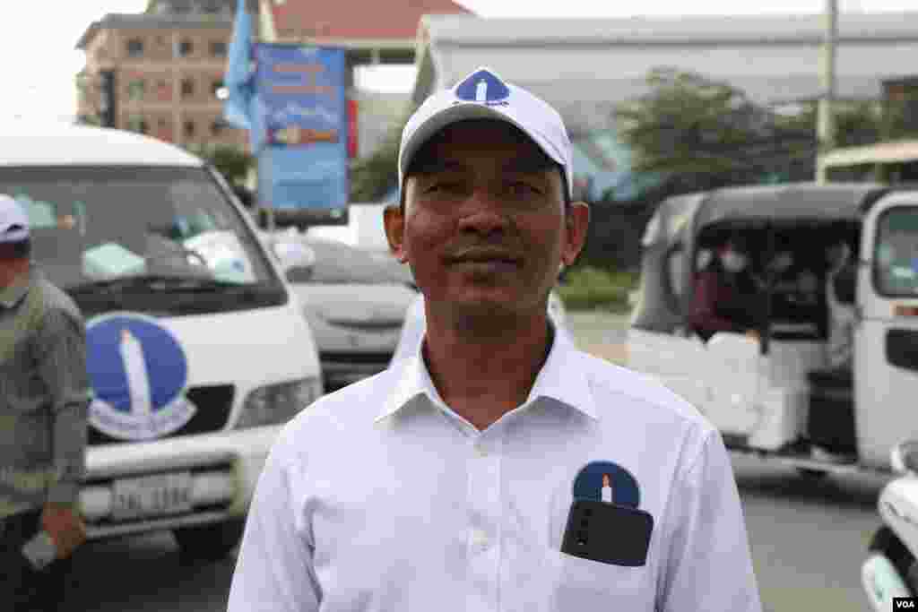 លោក កែវ មករា បេក្ខជន​ចៅ​សង្កាត់​ព្រែកថ្មី ខណ្ឌ​ច្បារ​អំពៅ មក​ពី​គណបក្ស​ភ្លើង​ទៀន។ (ស៊ុន ណារិន/វីអូអេ)