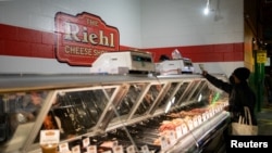 ARCHIVO: Un cliente compra en una tienda de delicatessen en Reading Terminal Market después de que la tasa de inflación alcanzara un máximo de 40 años en enero, en Filadelfia, Pensilvania, EEUU, 19 de febrero de 2022.