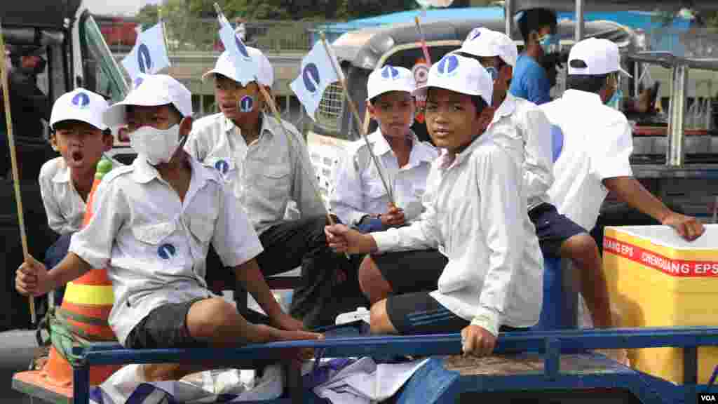 អ្នកគាំទ្រ​គណបក្ស​ភ្លើង​ទៀន​ដង្ហែ​ក្បួន​នៅ​រាជធានី​ភ្នំពេញ នា​ថ្ងៃ​បញ្ចប់​នៃ​យុទ្ធនាការ​ឃោសនា​រក​សំឡេង​ឆ្នោត ថ្ងៃទី​៣ ខែមិថុនា ឆ្នាំ​២០២២។ (ស៊ុន ណារិន/វីអូអេ)