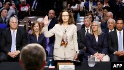 Gina Haspel prête serment avant de témoigner devant une commission du sénat, à Capitol Hill, à Washington, le 9 mai 2018.
