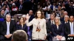 Gina Haspel prête serment avant de témoigner devant le Comité sénatorial des renseignements sur sa nomination au poste de prochain directeur de la CIA à l'immeuble de bureaux du Sénat Hart, à Capitol Hill, à Washington, DC, 9 mai 2018.