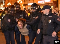 Policajci privode demonstranta tokom protesta protiv mobilizacije koju je proglasio predsednik Vladimir Putin, u Moskvi, 21. septembra 2022.