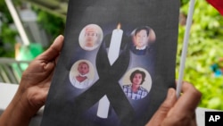 រូប​ឯកសារ៖ ពលរដ្ឋ​មីយ៉ាន់ម៉ា​ម្នាក់​ដែល​រស់​នៅ​ប្រទេស​ថៃ កាន់​រូបថត​នៃ​អ្នក​ទោស​នយោបាយ​​៤​រូប​ដែល​ត្រូវ​បាន​ប្រហារ​ជីវិត​នៅ​ប្រទេស​មីយ៉ាន់ម៉ា ក្នុង​​អំឡុង​បាតុកម្ម​មួយ​នៅ​ខាង​ក្រៅ​ស្ថានទូត​មីយ៉ាន់ម៉ា​នៅ​រាជធានី​បាងកក​ប្រទេស​ថៃ​ កាល​ពី​ថ្ងៃ​ទី​២៦ ខែ​កក្កដា​ ឆ្នាំ​២០២២។