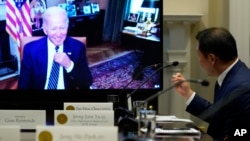 Predsjednik SAD Joe Biden sluša predsjedavajućeg SK grupe Chey Tae-wona, koji mu se obraća iz u Bijele kuće, 26. jula 2022. (Foto: AP/Susan Walsh)