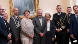 El líder de la mayoría del Senado, Chuck Schumer, centro, junto a Paivi Nevala, ministra consejera de la Embajada de Finlandia (izq), y Karin Olofsdotter, embajadora de Suecia en EEUU, antes de la votación del Senado, en Washington, el 3 de agosto de 2022.