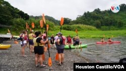 Turistas estadounidenses en un lago en las faldas del volcán Arenal, en Costa Rica. Foto Houston Castillo, VOA