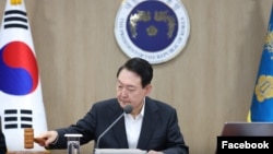 윤석열 한국 대통령이 서울 용산 대통령실 청사에서 국무회의를 주재하고 있다. (자료사진=한국 대통령실 페이스북)