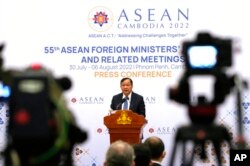 Prak Sakhonn, Menteri Luar Negeri Kamboja berbicara dalam pertemuan Menlu ASEAN di Phnom Penh, Kamboja Sabtu 6 Agustus 2022.