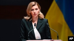 Зеленска го заврши својот говор со апел за достава на повеќе оружје, велејќи дека војната во Украина не е завршена и дека одговорот лежи во Вашингтон.