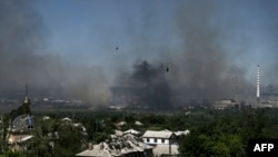 Регионалниот гувернер Серхи Хаидаи рече дека руските трупи контролираат околу 70 отсто од Северодонецк и дека градската хемиска фабрика Азот била „силно гранатирана“.