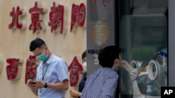 一名北京朝陽區市民正在接受新冠病毒核酸檢測。(2022年6月13日)