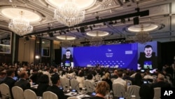 第19屆國際戰略研究所（International Institute for Strategic Studies）香格里拉對話6月10日至12日在新加坡香格里拉酒店舉行。圖為烏克蘭總統作為特邀嘉賓在11日的討論會上通過視頻發言。 -美聯社照片