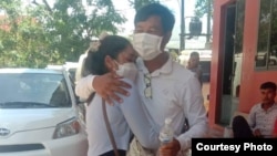 លោក ឡី សុខុន ជួប​ភរិយា​នៅ​តុលាការ​ខេត្ត​បាត់ដំបង ពេល​លោក​ត្រូវបាន​បញ្ជូន​ទៅ​សាកសួរ​នៅ​ក្រុង​បាត់ដំបង នៅ​ថ្ងៃទី៩ ខែមិថុនា ឆ្នាំ២០២២។ (រូបថតផ្តល់ឲ្យ​ដោយ ឌឹម សារឿន)