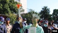 រូប​ឯកសារ៖ កញ្ញា សេង ធារី មេធាវីខ្មែរ-អាមេរិកាំង តែងខ្លួនជាស្រ្តីនៃសេរីភាព ឈរថ្លែងនៅខាងមុខសាលាដំបូងរាជធានីភ្នំពេញ មុនពេលត្រូវបានចាប់ខ្លួន នៅថ្ងៃទី១៤ ខែមិថុនា ឆ្នាំ២០២២។ (កាន់ វិច្ឆិកា/វីអូអេ)