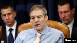ARCHIVO - El representante Jim Jordan, republicano por Ohio, vota no al segundo artículo de juicio político contra el presidente Donald Trump durante una reunión de la Comisión Judicial de la Cámara de Representantes en el Capitolio en Washington, D.C., el 13 de diciembre de 2019. Patrick Semansky/Pool vía REUTERS