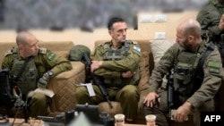 دن گولدفوس، فرمانده فرقهٔ ۹۸ اردوی اسراییل (راست)