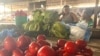 Tomate e repolho, produtos da cesta básica angolana, à venda num mercado em Luanda.