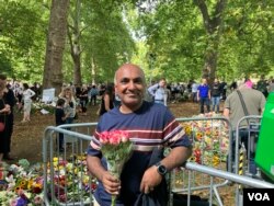 尼丁-山恩和他帶給女王的鮮花