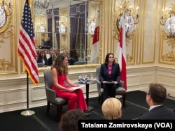 ⁦Svetlana Tihanovskaja na skupu u organizaciji Atlantskog savjeta u New Yorku, 19. septembra 2022, sa moderatorkom Melindom Hering.