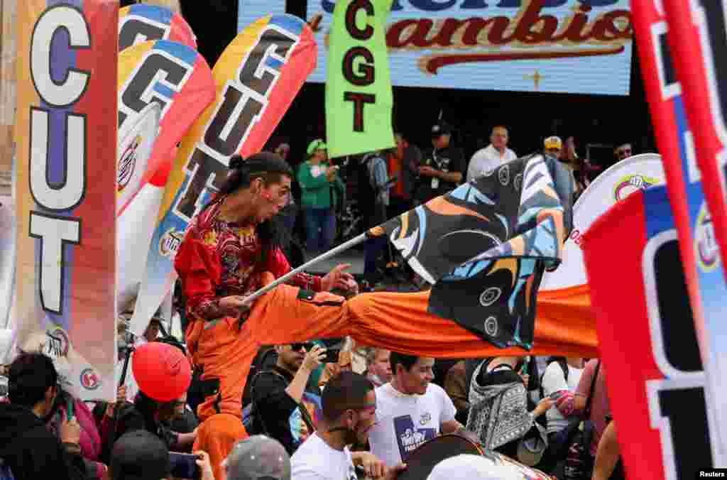 Colombianos simpatizantes del presidente Petro se reunieron en Bogotá por sus 100 días de gobierno.