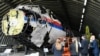 Hakim Pengadilan Pidana Hendrik Steenhuis memeriksa bangkai pesawat Malaysia Airlines MH17 di Reijen, Belanda sebagai bagian persidangan tuduhan pembunuhan terkaitnya penembakan pesawat itu, 26 Mei 2021. (Foto: Piroschka van de Wouw/Reuters)