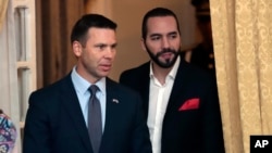 Archivo - El secretario de Seguridad Nacional interino de EE.UU., Kevin McAleenan, (izquierda) y el presidente salvadoreño, Nayib Bukele, se reunieron en El Salvador el 28 de agosto, de 2019.