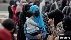 Kobulda Turkiyadan kelgan yordamni olish uchun yig'ilgan odamlar, 15-dekabr, 2021 