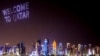 La frase "Bienvenidos a Qatar" puede verse por encima de los rascacielos de Doha días antes de que empiece el Mundial.