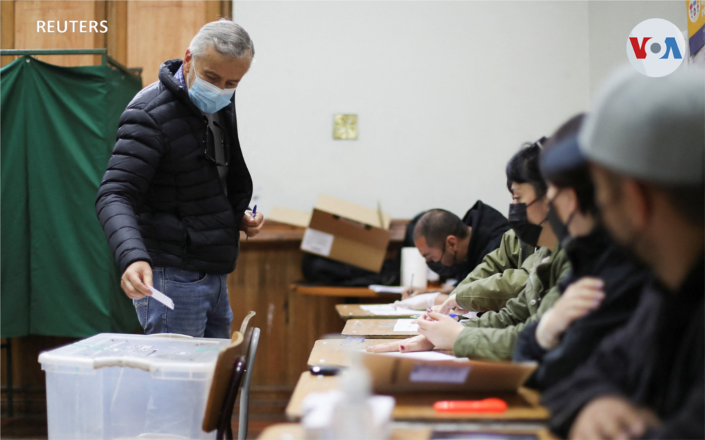 Unos 15 millones de chilenos están asistiendo este domingo a las urnas para aprobar o rechazar en plebiscito una propuesta de Constitución que sustituiría a la ley fundamental vigente desde 1980.