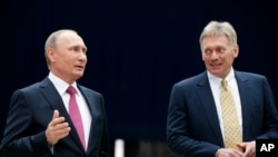 ვლადიმირ პუტინი და დიმიტრი პესკოვი