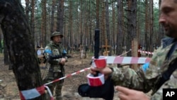 „Можам да кажам дека тоа е едно од најголемите погребни места во голем град во ослободените области.. 440 тела биле закопани на едно место“, изјави за Скај, Серхи Болвинов, главен полициски истражител за регионот Харков, пренесе Ројтерс.